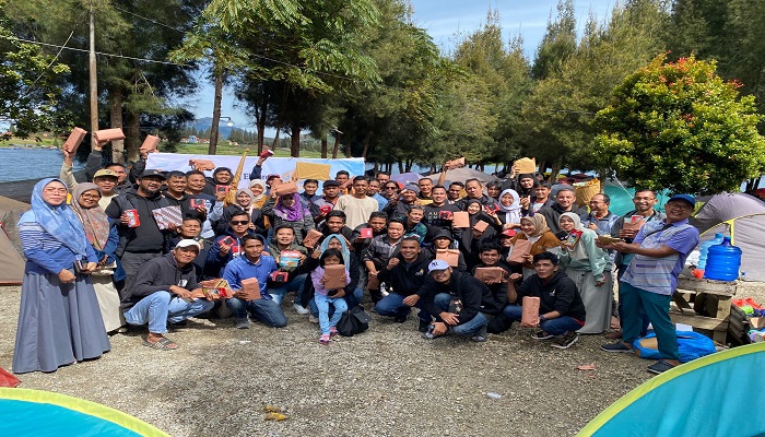 SOLID: CEO Riau Pos Group Ahmad Dardiri dan Dirut Padang Ekspres Mhd Nazir Fahmi beserta jajaran manajemen lainnya foto bersama dengan karyawan pada Syukuran dan Employee Gathering 2025.(SY RIDWAN)