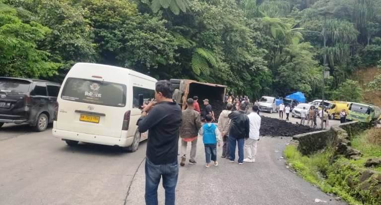 Truk pengangkut batu bara terbalik di kawasan Kelok S Panorama II, Sitinjau Lauik. (Foto: IST)