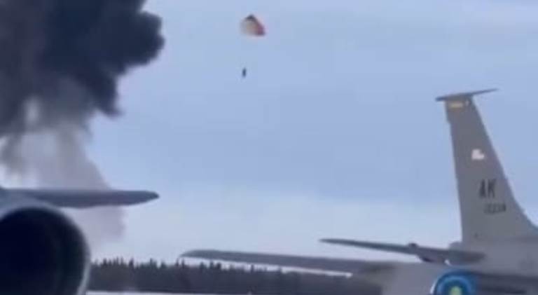 Pilot pesawat tempur Amerika F-35 Lighting II berhasil keluar dari badan pesawat di pangkalan udara Alaska.