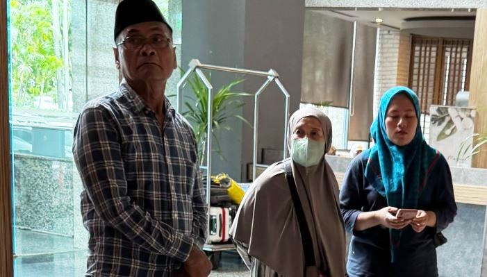 Ayah dan ibu serta kakak ipar Rahmad Vaisandri tiba Jakarta.