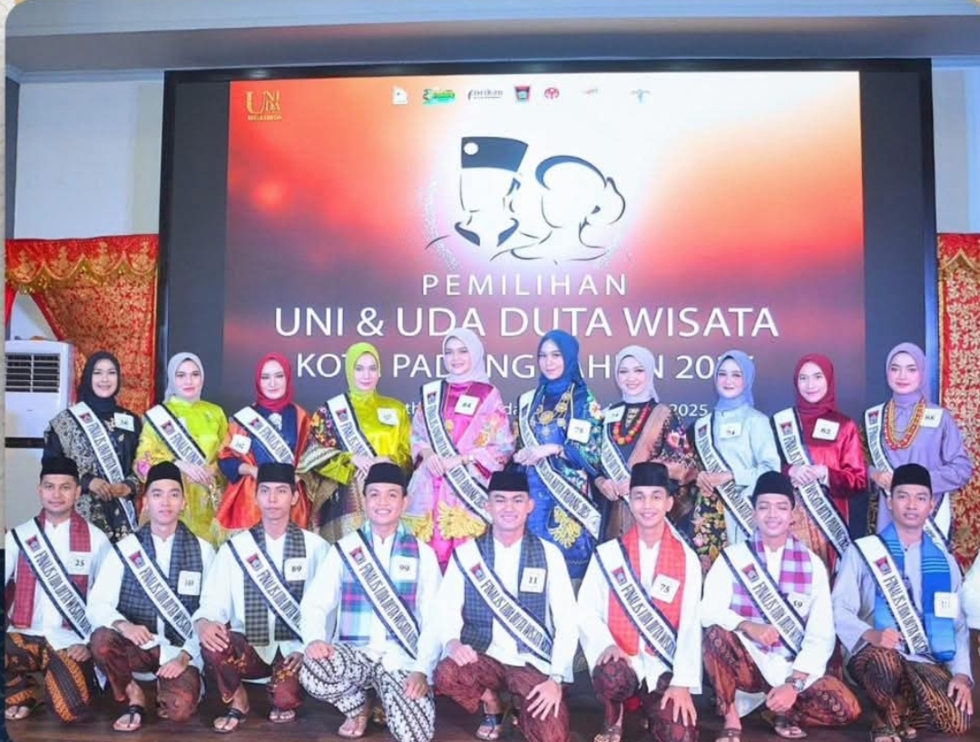 Pj Ketua Dekranasda Padang, Vanny Andree Algamar bersama 10 pasang finalis Uda Uni Duta Wisata Padang 2025. (Foto: Prokopim)