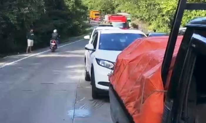 Kemacetan panjang terjadi di kawasan Sitijau Lauik, Rabu (29/1/2025). Antrean kendaraan mengular hingga ke kawasan Lubuk Selasih, Kabupaten Solok. (Foto: IST)
