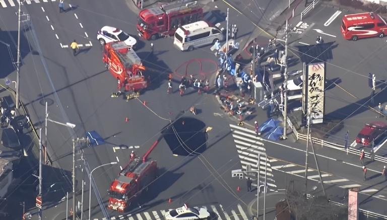 Nippon Tv melaporkan sebuah truk terperosok dalam lubang besar Sinkhole di tengah persimpangan jalanan kota.