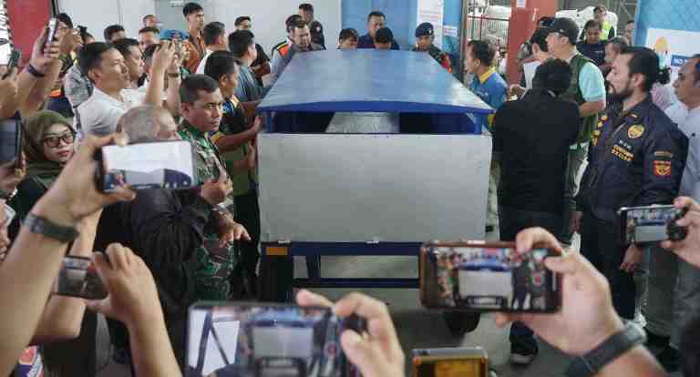 Suasana pemulangan Jenazah Basri Pekerja Migran Indonesia (PMI) di Terminal Kargo Bandara, Rabu (29/1/2025). ft : EVAN GUNANZAR/RIAU POS