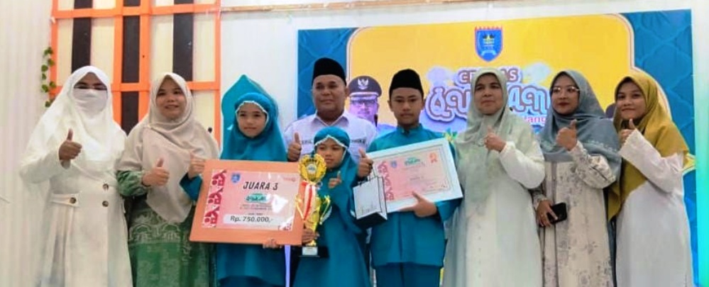 BIKIN BANGGA: Para murid SDN 21 Payakumbuh berprestasi foto bersama guru, Kadisdik Payakumbuh, Dasril usai meraih juara ketiga di ajang Lomba Cerdas Quran Padang TV.9TIM LAMAN GUUR)