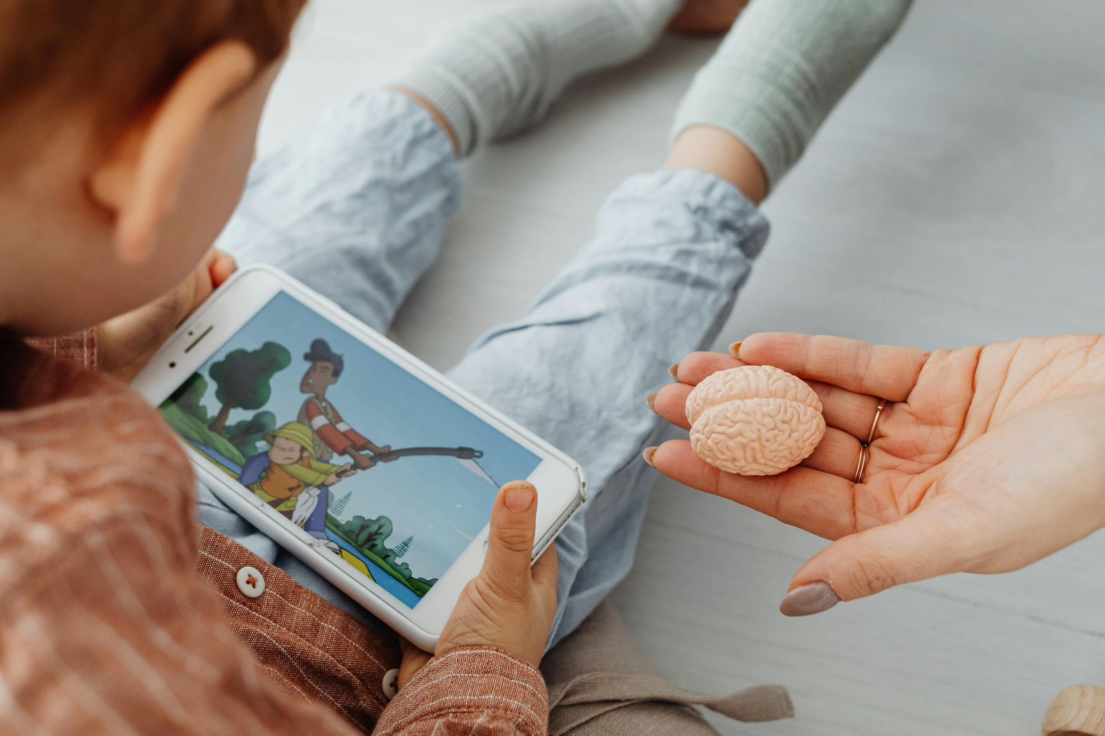 Ilustrasi anak sedang nonton kartun.
