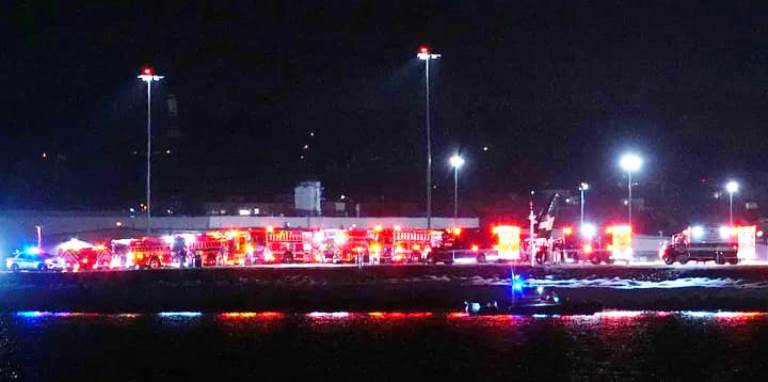 Terjadi tabrakan pesawat komersil American Airlines dengan helikopter Black Hawk di bandara Reagen Washington.