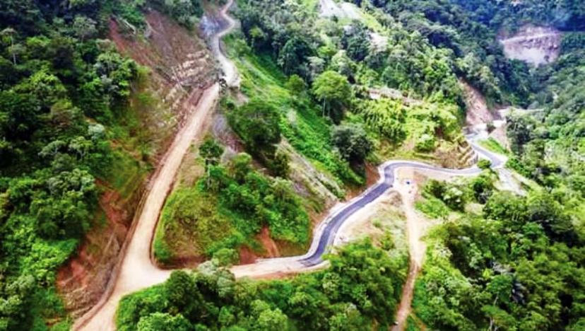 CURAM: Kondisi ruas jalan Pasar Baru- Alahanpanjang. Ruas jalan sepanjang 52 kilometer ini masih belum teraspal sepanjang 5,6 kilometer lagi.(DELVINO AGUSTIN UNTUK PADEK)
