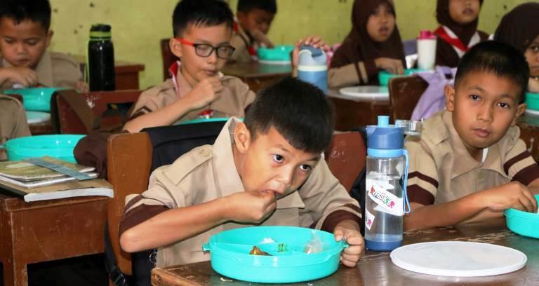 Menu MBG akan berbeda setiap harinya agar anak-anak tidak bosan dan tetap menikmati program ini dengan baik.