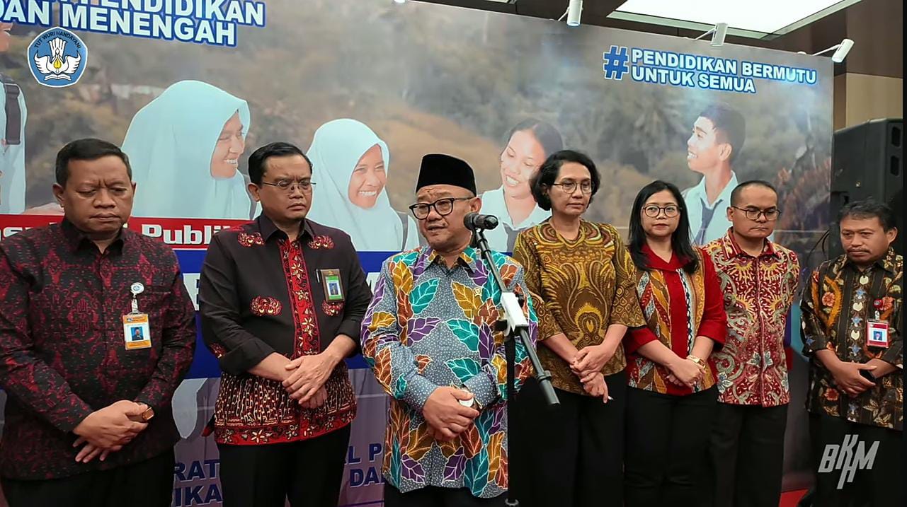 Mendikdasmen memperkenalkan Sistem Penerimaan Murid Baru (SPMB) sebagai ganti sistem Penerimaan Peserta Didik Baru (PPDB).