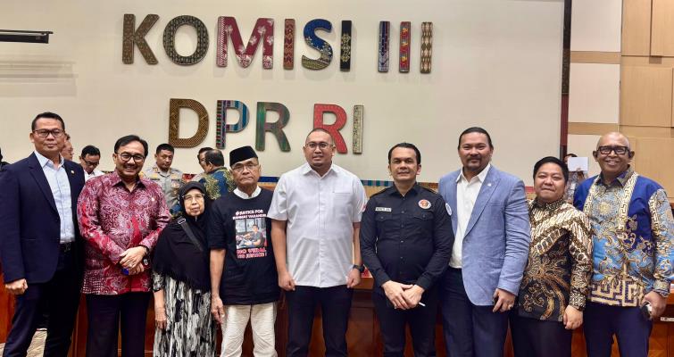 Keluarga alm Rahmad Vaisandri bersama Andre Rosiade usai RDP Komisi III DPR RI.