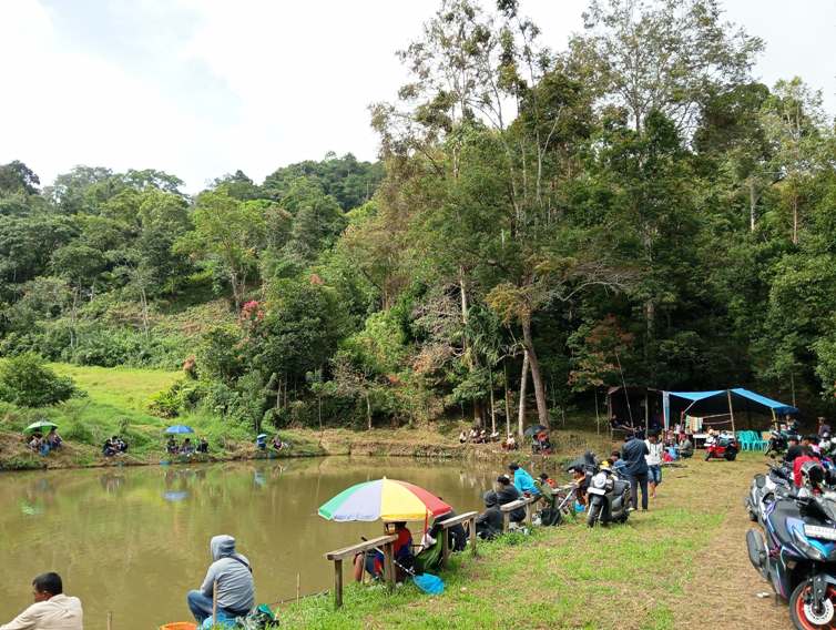PARA pemancing sedang menunggu kailnya dimakan ikan.(JUFRI JAO/PADEK)