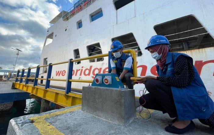 Petugas PLN mengecek kondisi Anjungan Listrik Mandiri (ALMA) yang digunakan oleh kapal yang sedang bersandar di Pelabuhan Bastiong Ternate.