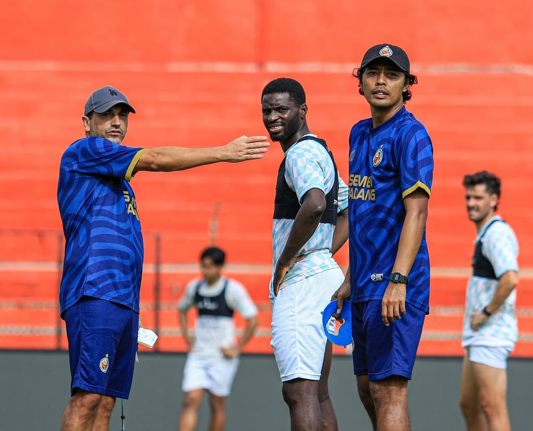 Pelatih Semen Padang FC, Eduardo Almeida memimpin latihan timnya H-2 jelang laga melawan Malut United di Stadion H Agus Salim Padang. (Foto: Instagram/ @semenpadangfcid)