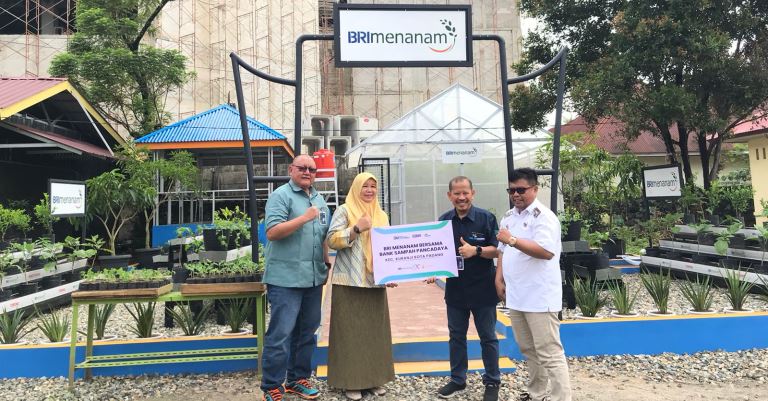 BRI menunjukkan dedikasinya terhadap pelestarian lingkungan melalui program unggulan &ldquo;BRI Menanam&rdquo;.