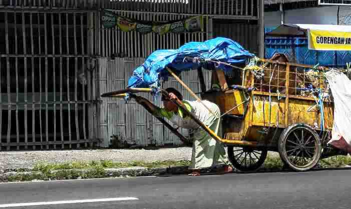 Seorang pemulung menggeret gerobak sampah di wilayah Mataram, beberapa waktu lalu. Persoalan kemiskinan ekstrem masih menjadi pekerjaan rumah bagi negara. (Foto Lombok Pos)