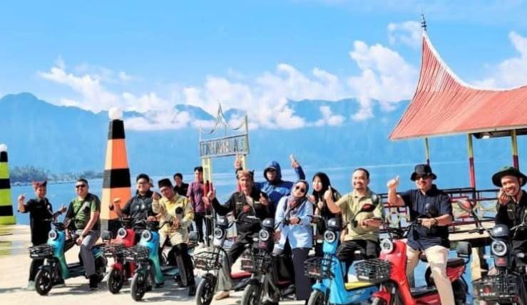 Berkeliling wisata menggunakan sepeda listrik di Nagari Sungai Batang di Kecamatan Tanjung Raya, Kabupaten Agam. (Foto: Kominfo)