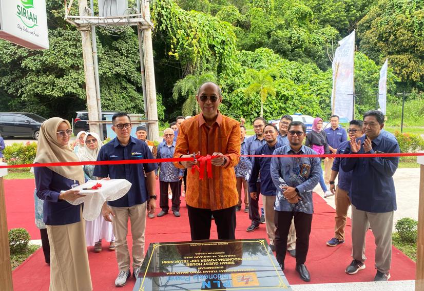 GUNTING PITA: Pembukaan dormitory &ldquo;Siriah Guest House&rdquo; PLN Teluk Sirih beberapa waktu lalu oleh Direktur Utama PLN Indonesia Power, Edwin Nugraha Putra.(PLN FOR PADEK)