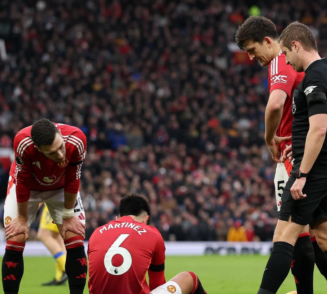 Bek Manchester United, Lisandro Mart&iacute;nez mengalami cedera dalam laga yang dimenangkan Crystal Palace 2-0 di Old Trafford, Minggu malam WIB (2/2).(Foto: Instagram/ @manchesterunited)