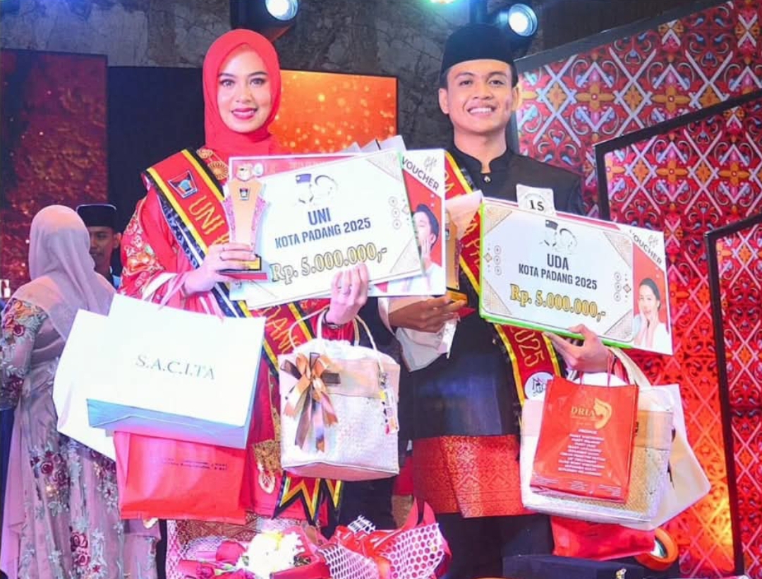 Shintia Ulfa Amanda dari Poltekkes Kemenkes Padang dan Aidil Saputra perwakilan Kecamatan Koto Tangah, resmi dinobatkan sebagai Uni dan Uda Duta Wisata Kota Padang Tahun 2025. (Foto: Prokopim)