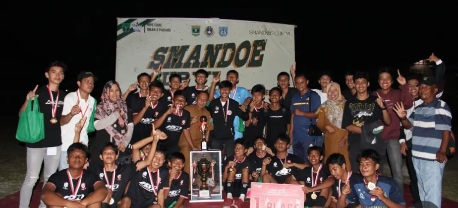 BIKIN BANGGA: Siswi SMAN 14 Padang berhasil meraih gelar juara.(TIM LAMAN GURU)