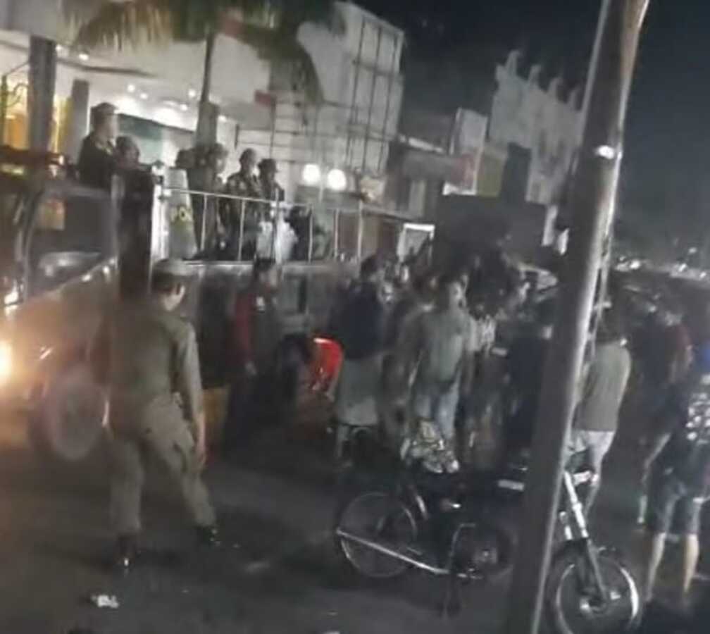 Situasi kericuhan antara PKL dan Satpol PP di kawasan Permindo, Kota Padang, Minggu (2/2/2025) malam.