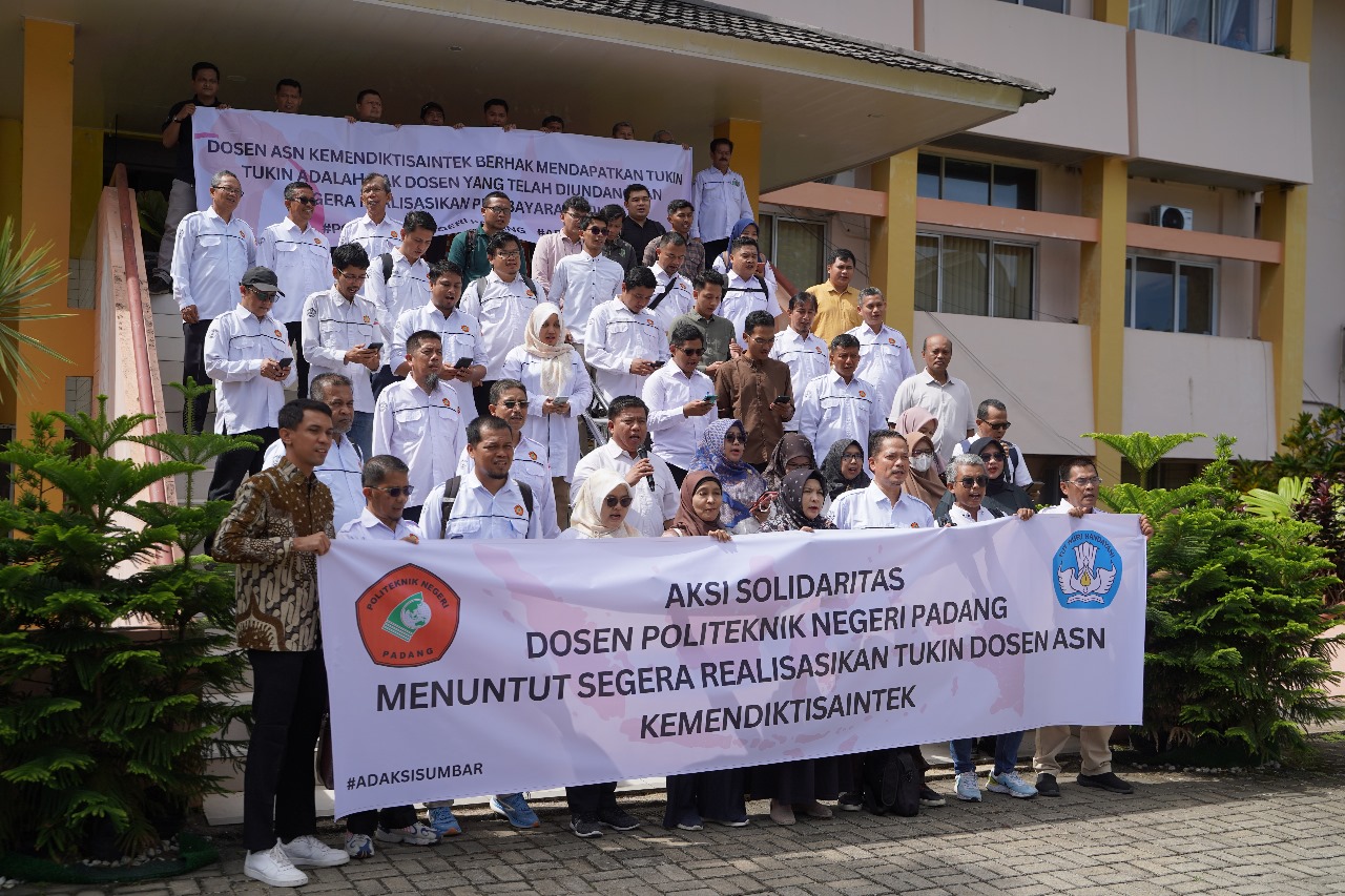 Dosen PNP menggelar aksi solidaritas untuk mendukung percepatan pembayaran tunjangan kinerja (tukin) yang tertunda sejak 2020.