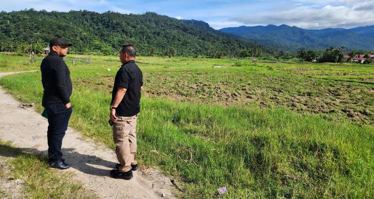 H Arisal Aziz ditemani H Fauzi Bahar meninjau langsung lokasi untuk rencana relokasi Lapas Muaro Padang di Batipuah Panjang Kecamatan Koto Tangah, Kota Padang, Minggu (02/02/2025).