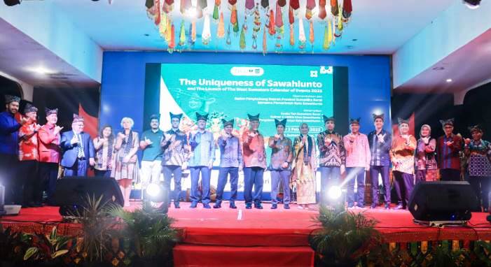 Acara peluncuran kalender iven di Anjungan Sumbar TMII, Jakarta, Minggu malam (2/2/2025).