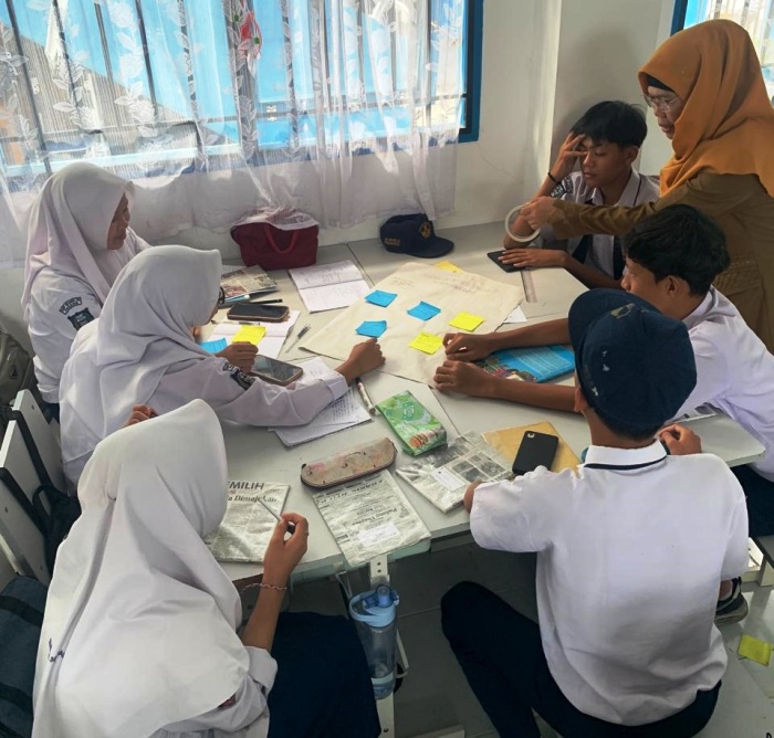 KOMPAK: Sejumlah siswa SMPN 30 Padang sedang belajar kelompok dipandu guru.(TIM LAMAN GURU)