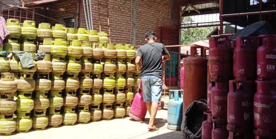 STOK AMAN: Salah seorang pekerja di pangkalan Agen LPG Puskopkar, Jalan Belimbing Raya, Kuranji, Padang, kemarin.(SHYNTIA/PADEK)