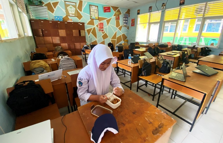 BEKAL DARI RUMAH: Seorang pelajar SMP Negeri 04 Payakumbuh membawa bekal dari rumah setelah program Makan Bergizi Gratis (MBG) dihentikan, Senin (3/2).(SY RIDWAN/PADEK)