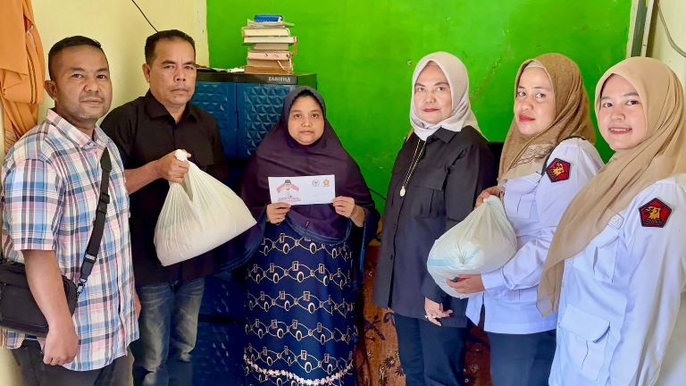 Tim Andre Rosiade menyerahkan bantuan ke rumah Nila Juwita (39) di Ranah Parak Rumbio, Senin (3/2/2025).