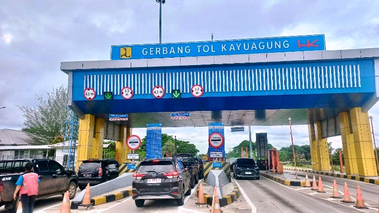 ANTRIAN: Gerbang Tol Kayuagung di Palembang tampak ramai kendaraan saat libur panjang Isra Mi&rsquo;raj Nabi Muhammad SAW dan Perayaan Tahun Baru Imlek 2025.(DOK HK)