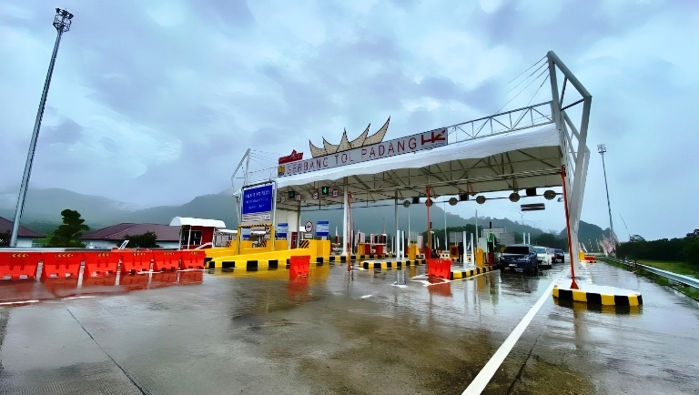 SAAT DIFUNGSIKAN: Gerbang Tol Padang-Sicincin yang berada di Nagari Kasang, Kecamatan Batanganai. Sampai sekarang, gerbang untuk Kecamatan Lubuakaluang belum jelas pembangunannya.(DOK HK)