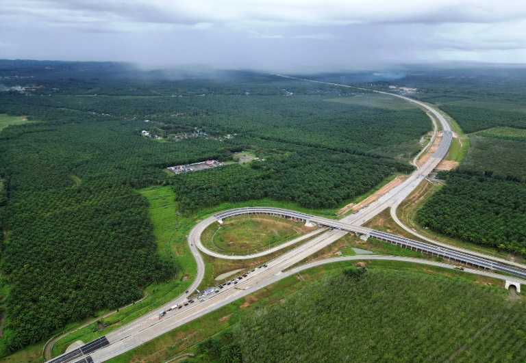 AKSES CEPAT: Salah satu ruas Jalan Tol Trans Sumatera yang sudah difungsikan. HK memastikan bahwa panjang Tol Trans Sumatera akan bertambah selama kepemimpinan Prabowo Subianto.(DOK HK)