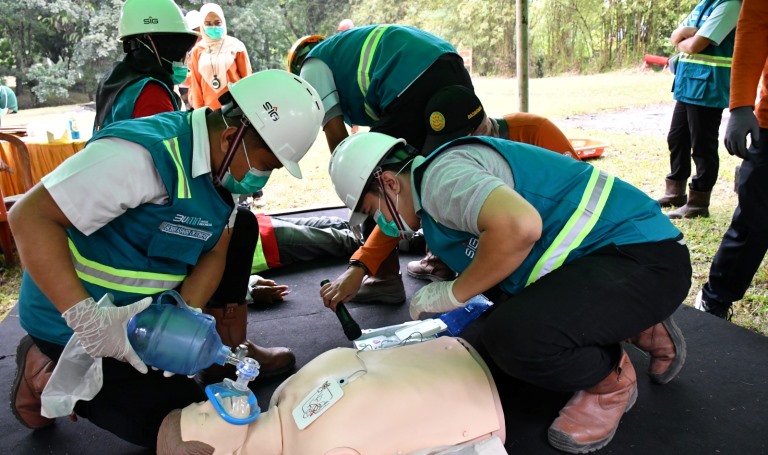 Lomba P3K berupa pengujian kemampuan pertolongan pertama pada korban kecelakaan kerja.