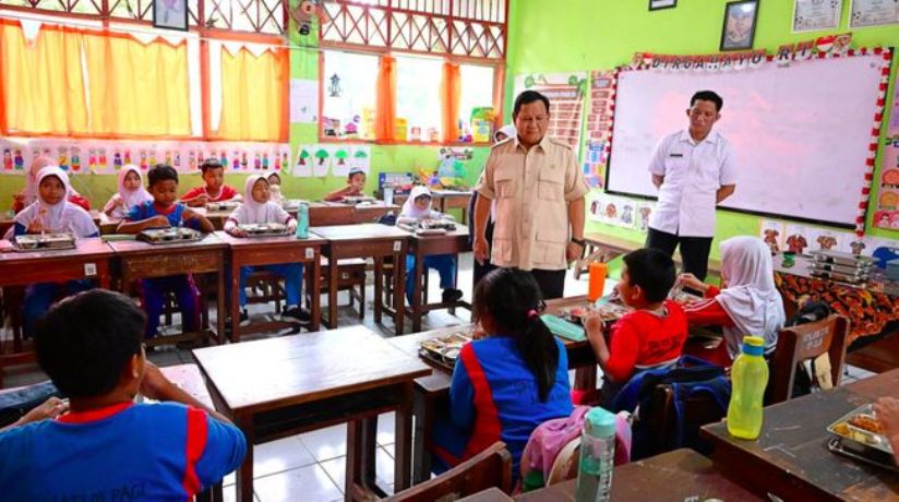 INSPEKSI MENDADAK: Presiden Prabowo Subianto meninjau langsung pelaksanaan program Makan Bergizi Gratis (MBG) di SDN Jati 05 Pagi, Pulogadung, Jakarta Timur, kemarin.(BPMI SETPRES/MUCHLIS JR)