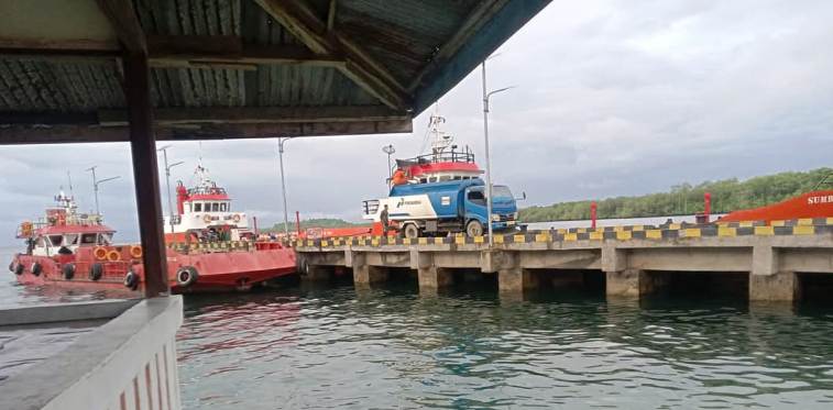 BERSANDAR: Salah satu kapal transportir BBM di Kepulauan Mentawai yang sandar di Dermaga Tuapejat beberapa waktu lalu.(ARIF RD/PADEK)