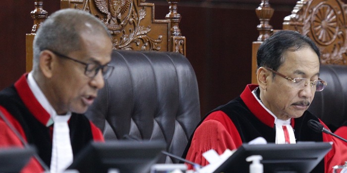 Wakil Ketua MK Saldi Isra dan Ketua MK Suhartoyo