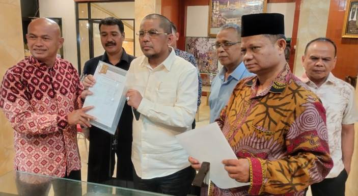 Arisal Aziz serahkan surat pernyataan untuk siap dicalonkan sebagai Ketua Umum IKM 2025-2030 yang juga ditandatangani oleh 10 orang Dewan Pendiri IKM, di Tangerang, Banten, Selasa (4/2/2025).