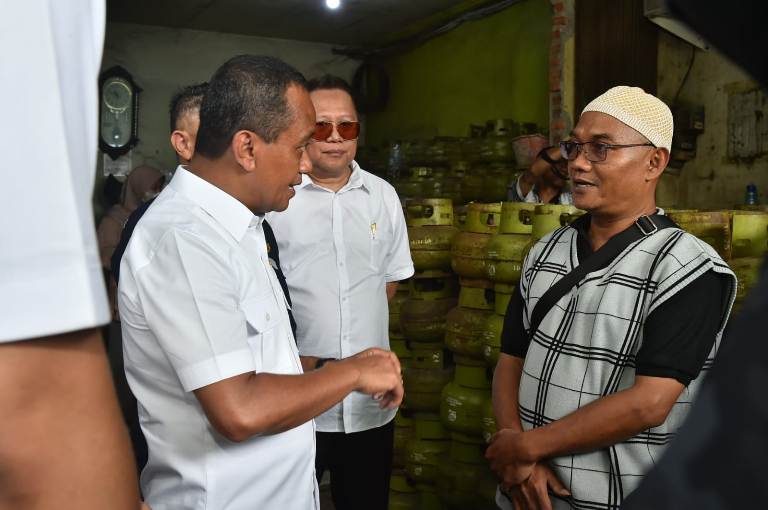 PANTAU KONDISI: Menteri Energi dan Sumber Daya Mineral (ESDM) Bahlil Lahadalia melakukan pengecekan langsung ke sejumlah titik pangkalan LPG 3 kg di Jakarta hingga Tangerang. (DOKUMENTASI KEMENTERIAN)