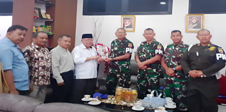 Rektor Unes menyerahkan persyaratan kuliah S1 dan S2 serta RPL kepada Komandan Detasemen Polisi Militer I/4 Padang disaksikan para Perwira CPM dan Wakil Rektor 1 dan 3, serta  Dekan, Senin (3/2/2025).