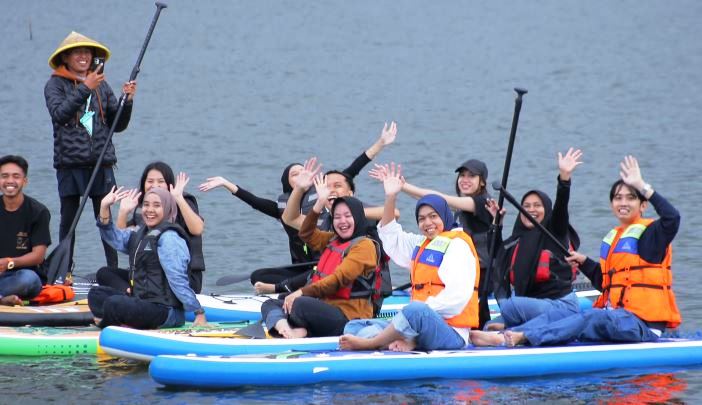 Yusra saat memandu wisatawan yang bermain Paddle di Danau Diateh.