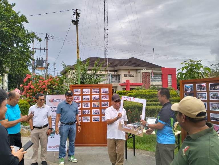 TRANSPARAN: Bawaslu Agam tampilkan potret hasil pengawasan pemilihan serentak 2024 ke masyarakat, di GOR Rang Agam, Lubukbasung, Rabu (5/2).(BAWASLU AGAM FOR PADEK)