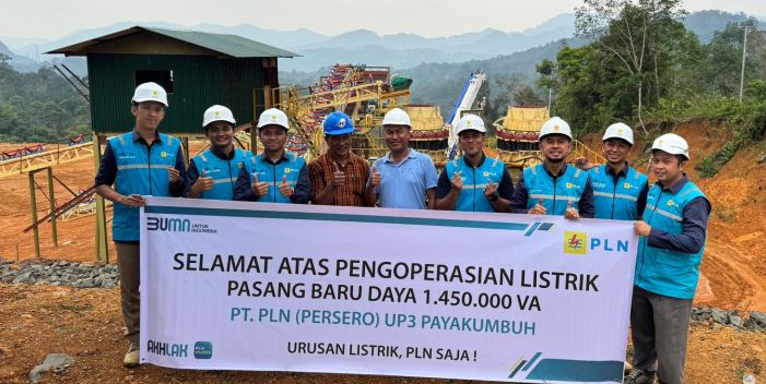 PLN lakukan penyalaan Pasang Baru Tegangan Menengah (TM) pada PT Usaha Mineral Lingga, Selasa (04/02), Lubuk Jantan, Desa Manggilang, Kecamatan Pangkalan Koto Baru.