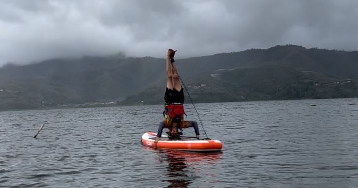 Yusra, pemandu wisatawan yang bermain Paddle di Danau Diateh, Kabupaten Solok, Provinsi Sumatera Barat.
