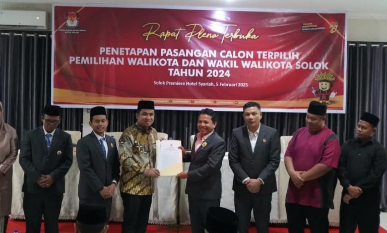 SAH: KPU Kota Solok melalui rapat pleno terbuka menetapkan Ramadhani Kirana Putra- Suryadi Nurdal sebagai Wako-Wawako Solok terpilih, Rabu (5/2).(FRIKEL/PADEK)