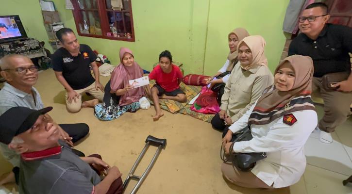Putri Ifriyani (bajumerah) tampak senang menyambut kedatangan tim Andre Rosiade ke rumahnya di Jalan Mustika XII Nomor 165 Kelurahan Pegambiran Ampalu Nan XX, Kecamatan Lubuk Begalung.
