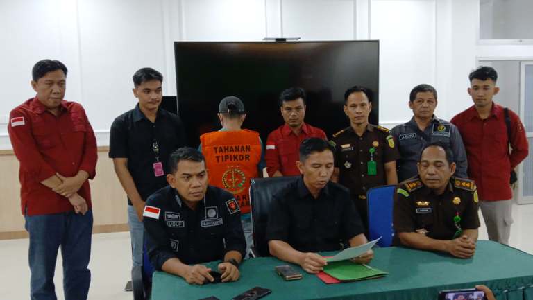 EKSPOS: Asisten Intelijen Kejati Sumbar memaparkan kronologi pengamanan terhadap pelaku tindak pidana korupsi pembangunan lapangan tenis indoor di Dinas PUPR Pasbar, Rabu (6/2).(SUYUDI/PADEK)